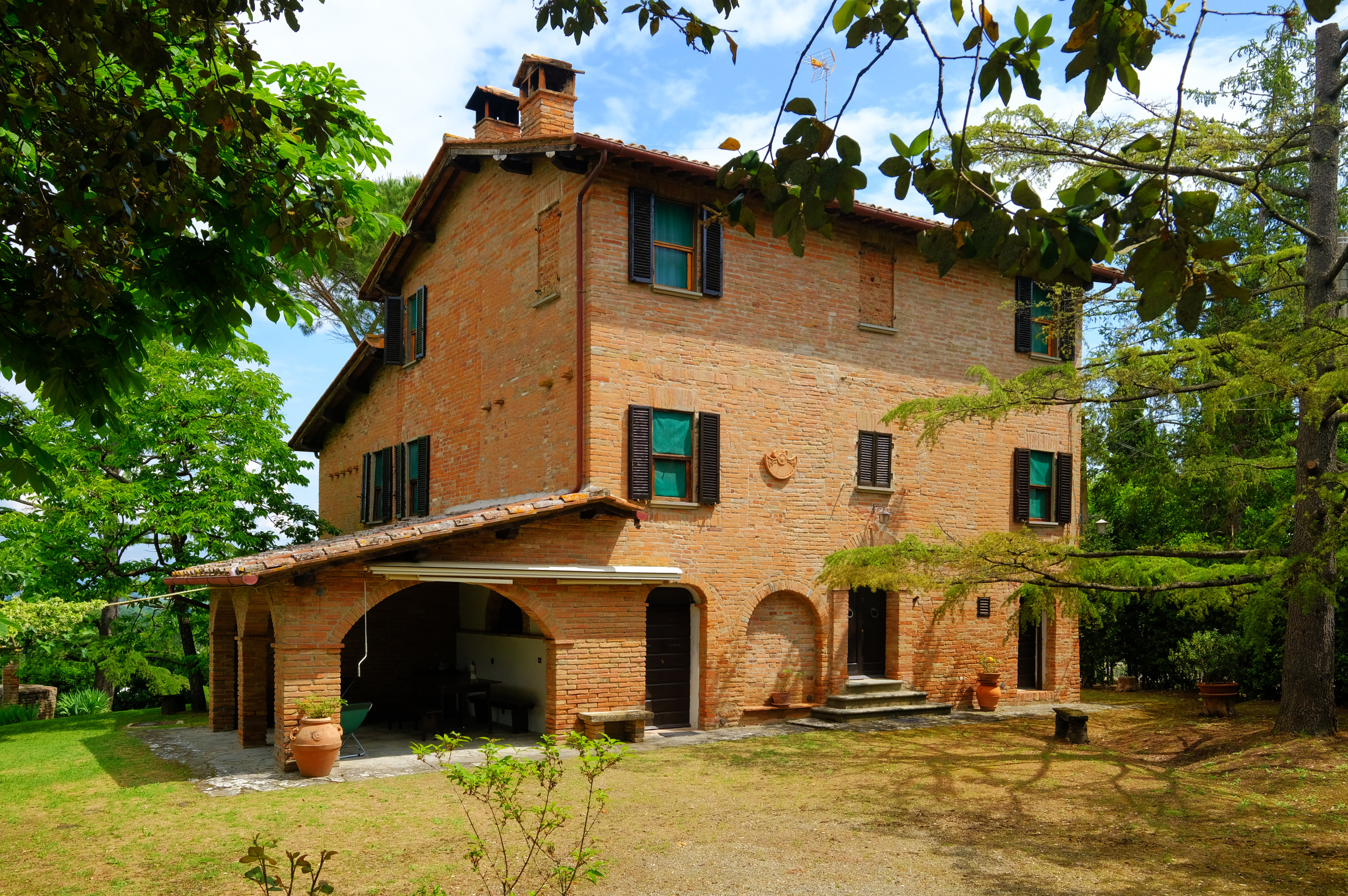 Valdichiana casa colonica con annessi e terreno Agenzia